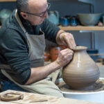 Le tour de potier : l’art de façonner la terre